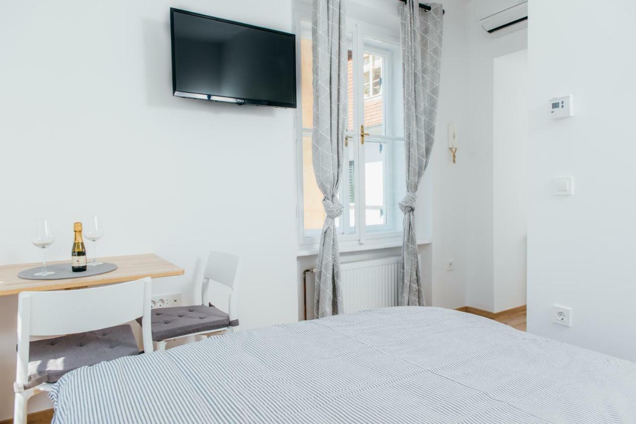 Old Town Tale Apartment ซาเกร็บ ภายนอก รูปภาพ